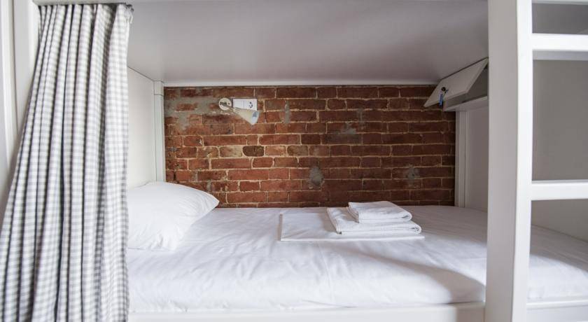 Фотографии номера Кровать в общем 6-местном номере для мужчин и женщин в Гостинице Лофт Отель Набоков Ростов-на-Дону