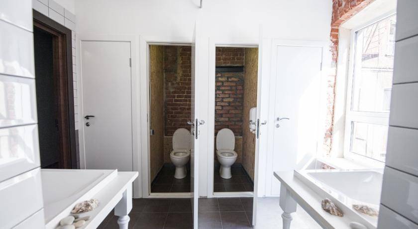 Фотографии номера Двухместный номер с 1 кроватью или 2 отдельными кроватями и общей ванной комнатой в Гостинице Лофт Отель Набоков Ростов-на-Дону