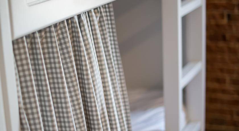 Кровать в общем 6-местном номере для мужчин и женщин