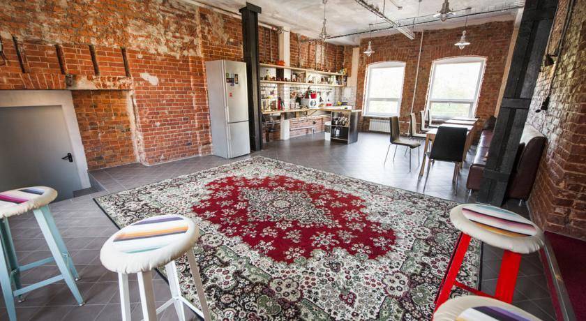 Одноместный номер с основными удобствами и общей ванной комнатой